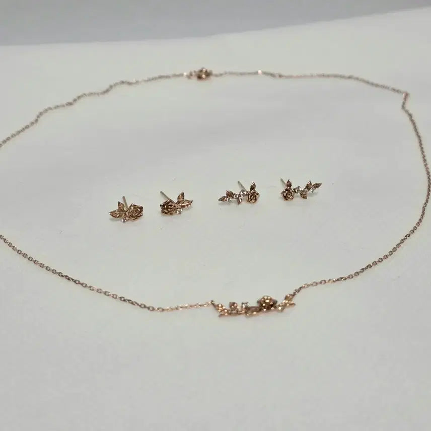 [BUNJANG] Lloyd Disney Collaboration Beauty and the Beast 14k Gold Rose Set / 로이드 디즈니 콜라보 뷰티앤비스트 14k 골드 gold 세트 장미
