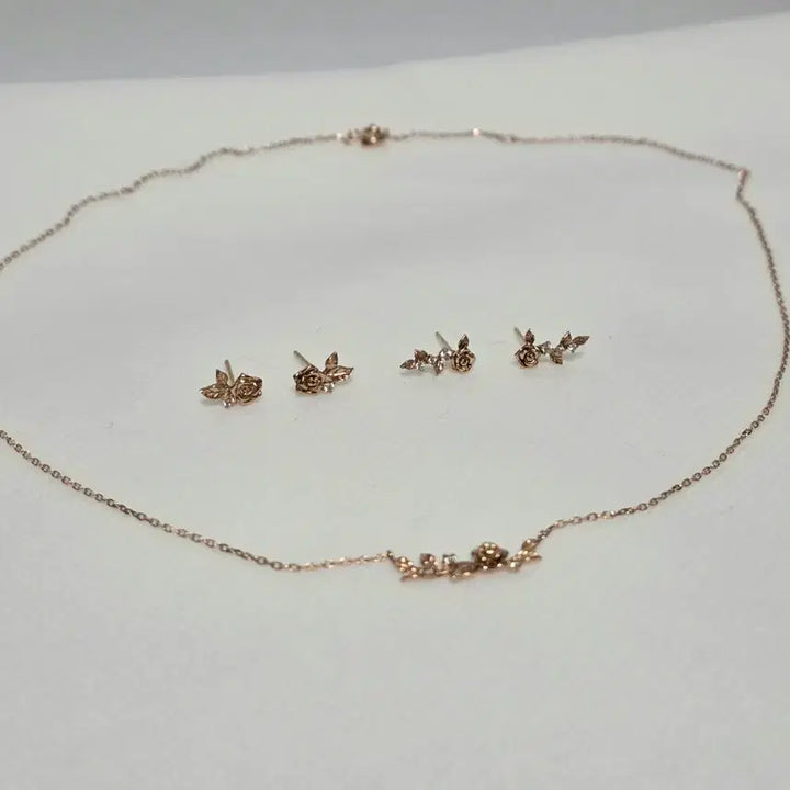 [BUNJANG] Lloyd Disney Collaboration Beauty and the Beast 14k Gold Rose Set / 로이드 디즈니 콜라보 뷰티앤비스트 14k 골드 gold 세트 장미