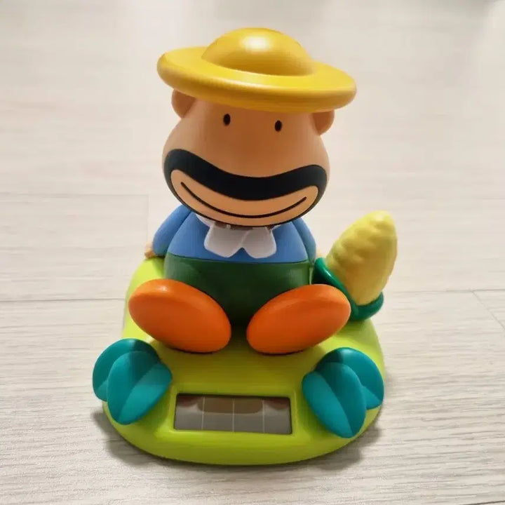 [BUNJANG] Uncle Carl Solar Powered Figurine / 칼아저씨 태양열 피규어 인형