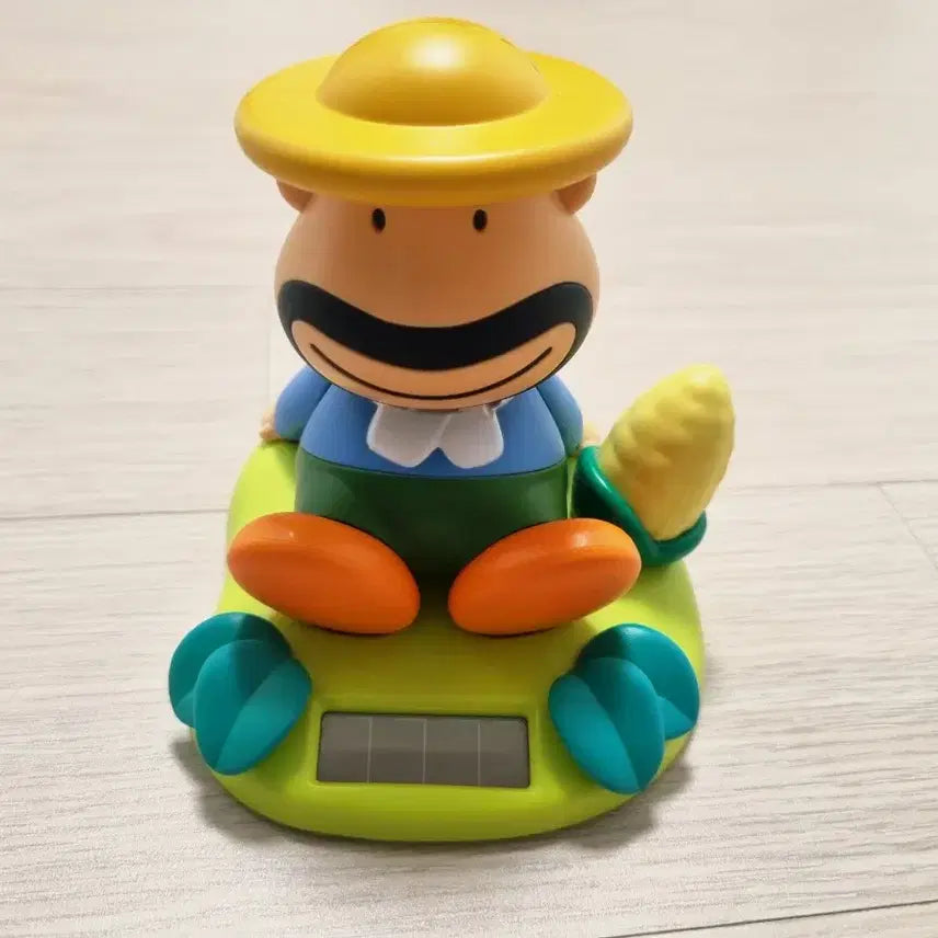 [BUNJANG] Uncle Carl Solar Powered Figurine / 칼아저씨 태양열 피규어 인형