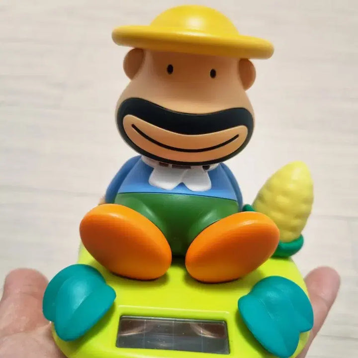 [BUNJANG] Uncle Carl Solar Powered Figurine / 칼아저씨 태양열 피규어 인형