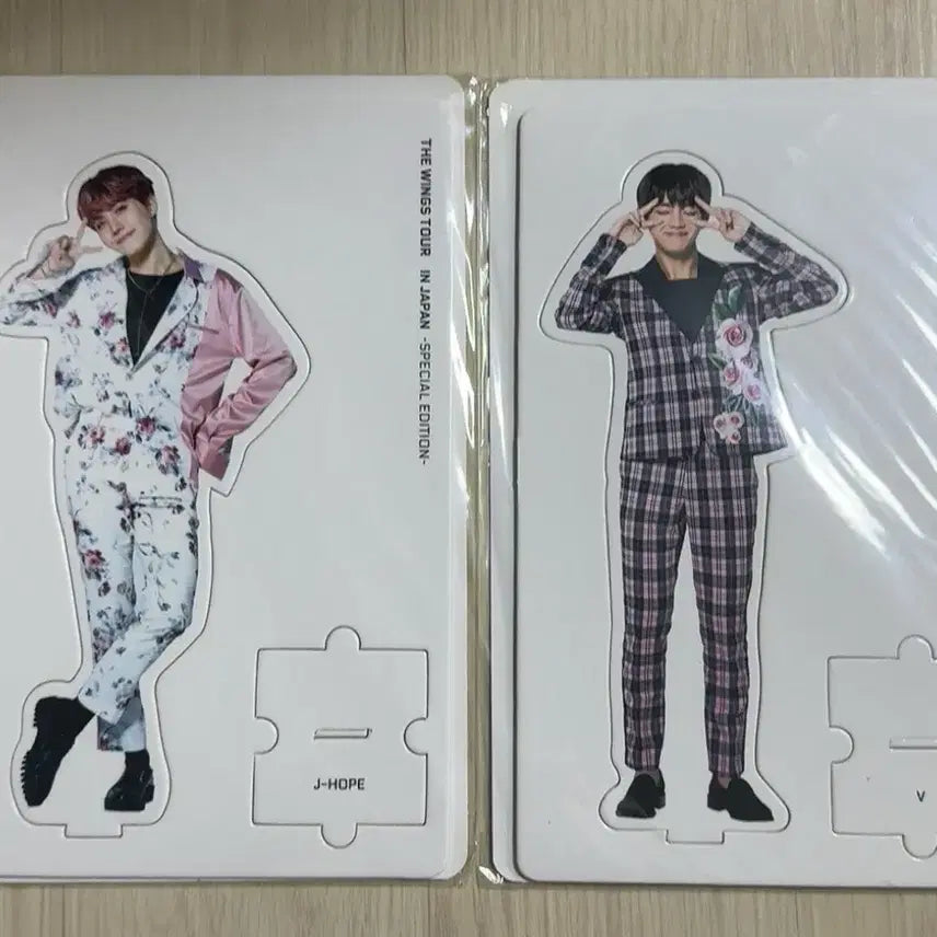 [BUNJANG] BTS Wings Tour Japan Paper Stand (V, J-Hope) Bundle Set / 방탄 BTS 윙즈투어 재팬 종이 스탠드 (뷔, 제이홉)