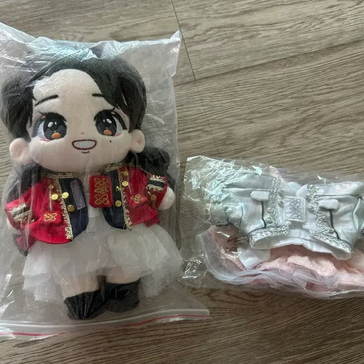 [BUNJANG] IU Golden Hour Hand Puppet with Two-Day Concert Outfit (Sealed) / [매물없음] 아이유 골든유 손인형 (양일 의상 포함)