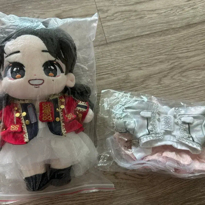 [BUNJANG] IU Golden Hour Hand Puppet with Two-Day Concert Outfit (Sealed) / [매물없음] 아이유 골든유 손인형 (양일 의상 포함)