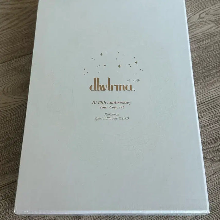 [BUNJANG] IU 10th Anniversary Tour Concert Photobook Blu-ray (Sealed) / [미개봉] 아이유 10주년 투어 콘서트 포토북 블루레이