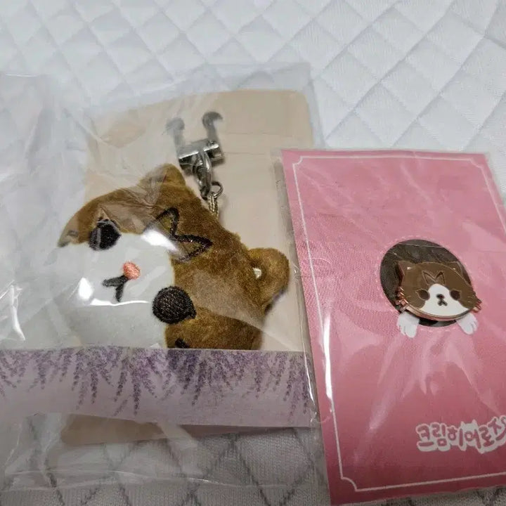 [BUNJANG] CreamHeroes Kris with Chuchu Doll Keyring and Badge Bundle Set / 크림히어로즈 크집사 츄츄 인형 키링 뱃지 일괄