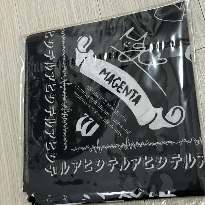 [BUNJANG] QWER Anoblier x Magenta Collaboration Bandana (Sealed) / QWER 아노블리어 x 마젠타 콜라보 반다나 미개봉 판매합니다