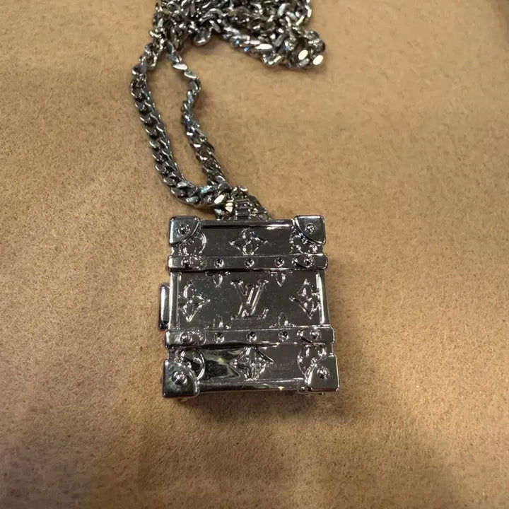 [BUNJANG] Louis Vuitton Virgil Abloh LV Trunk Pendant Necklace / 루이비통 LV 트렁크 목걸이 팬던트 버질아블로