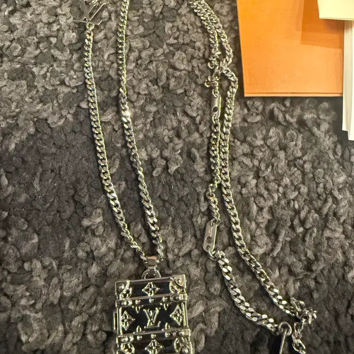 [BUNJANG] Louis Vuitton Virgil Abloh LV Trunk Pendant Necklace / 루이비통 LV 트렁크 목걸이 팬던트 버질아블로