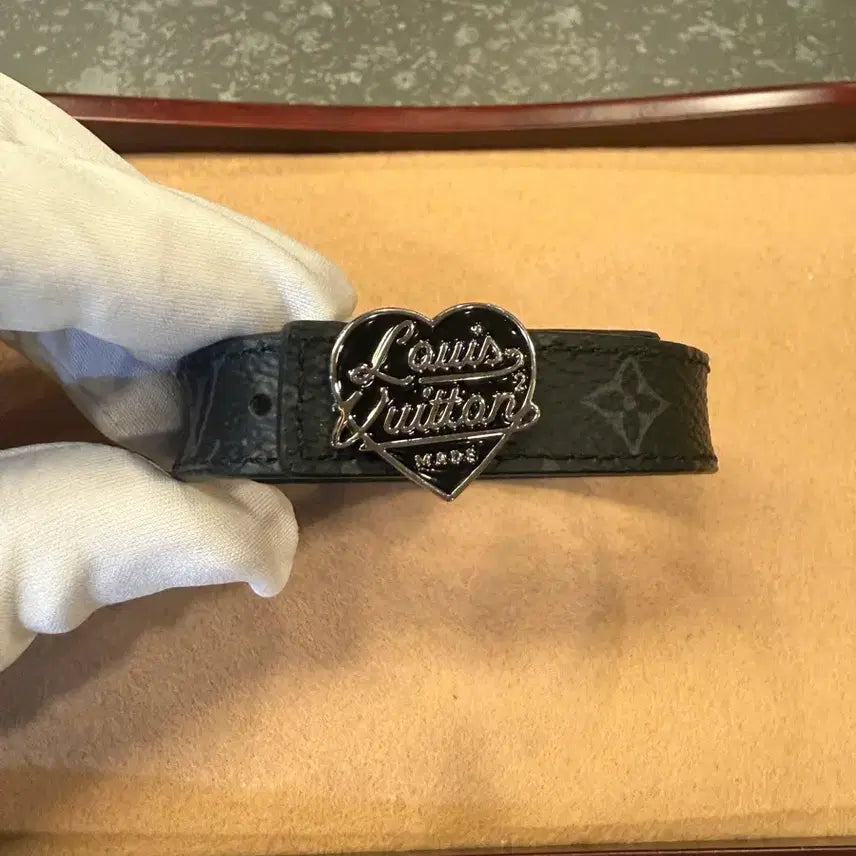 [BUNJANG] Louis Vuitton x Nigo LV Heart Reversible Monogram Eclipse Bracelet / 루이비통 x 니고 LV 하트 리버서블 모노그램 이클립스 브레이슬릿 팔찌