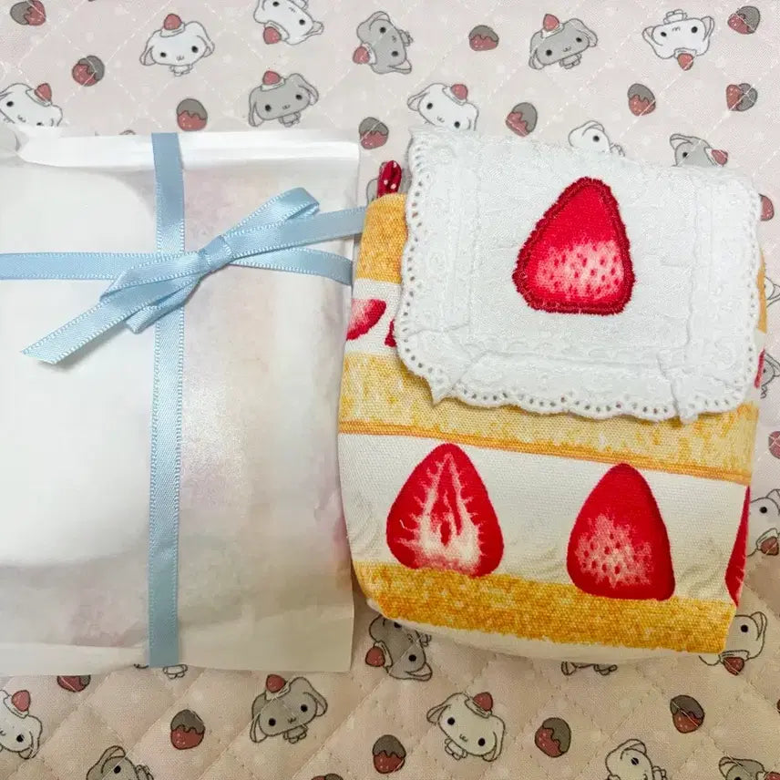 [SOLD OUT] 챠님 챠노히 생크림 딸기케이크 디카 파우치 &amp; 반지갑 set 소로재