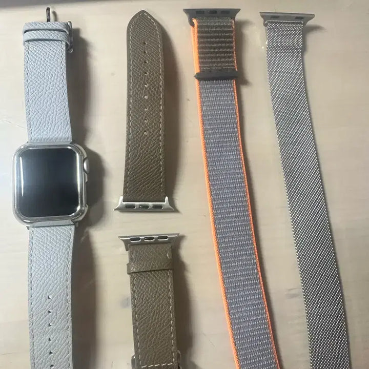[BUNJANG] Apple Watch SE 2nd Gen (2023) with Multiple Straps, Stand, and Cases / 꿀매물s급 애플워치se2(스트랩다수+거치대+케이스2개)