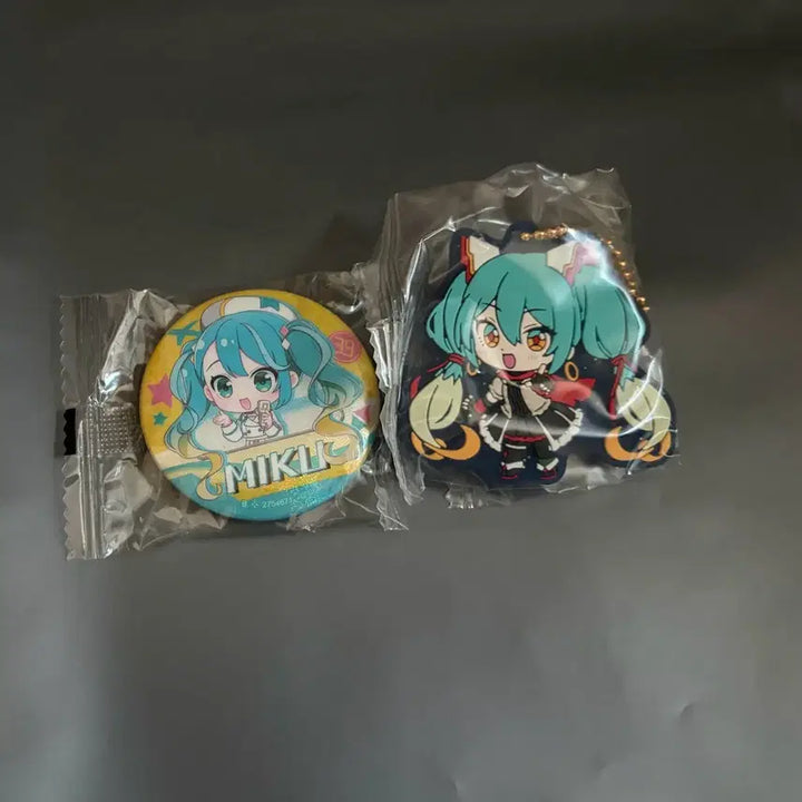 [BUNJANG] Hatsune Miku Badge &amp; Keyring Set (Sealed) / 미쿠 뱃지 키링 세트(미개봉)