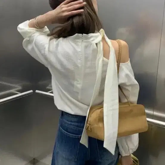 [BUNJANG] Poster Slit Blouse New Arrival / 포스터 트임 블라우스 새상품