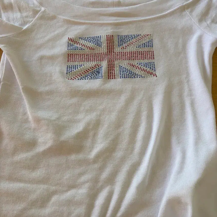 [BUNJANG] Subdued Union Jack Off-Shoulder T-Shirt XS / 섭듀드 영국국기 오프숄더 티셔츠 xs