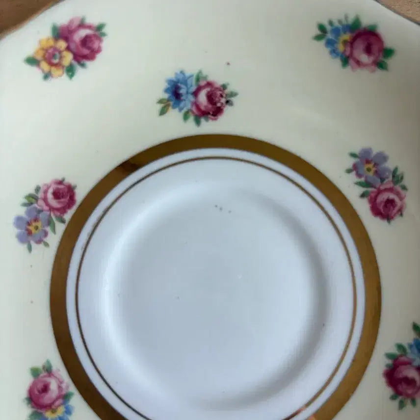 [BUNJANG] 1960s Colclough Pastel Floral Cup and Saucer Set / 1960년 영국 콜클로우 컵앤소서