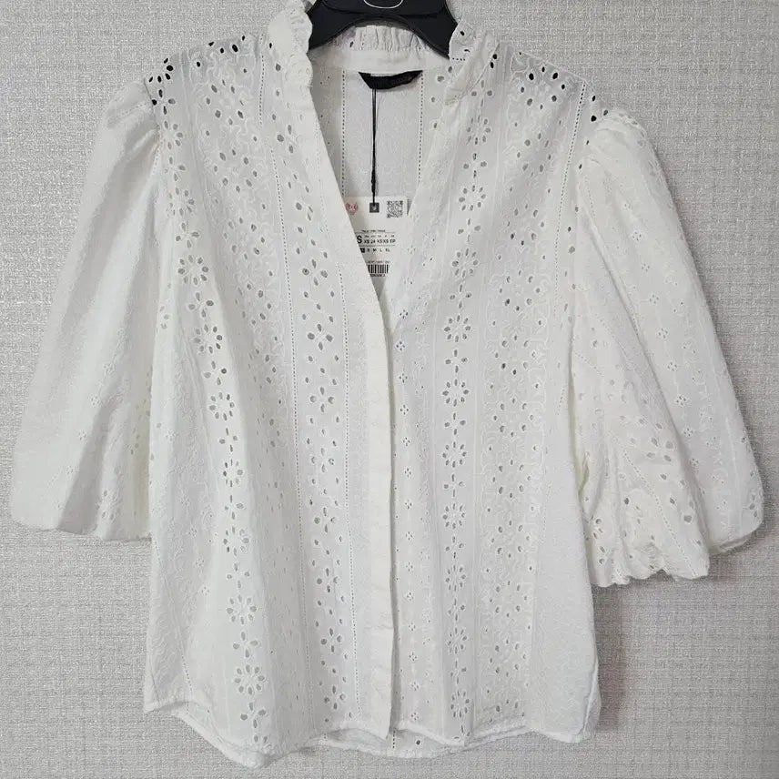 [BUNJANG] ZARA Punching Embroidery Balloon Sleeve Blouse XS / ZARA 자라 펀칭 자수 벌룬 슬리브 셔츠 블라우스 XS