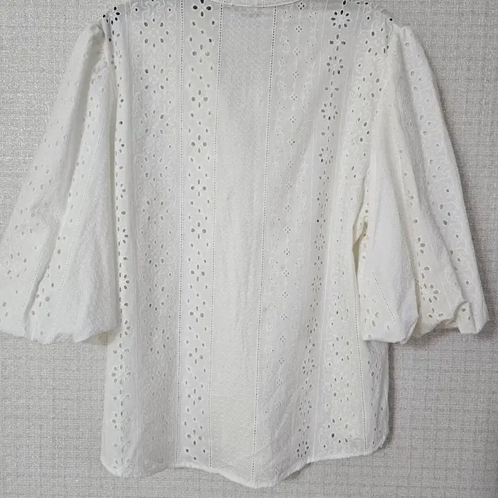 [BUNJANG] ZARA Punching Embroidery Balloon Sleeve Blouse XS / ZARA 자라 펀칭 자수 벌룬 슬리브 셔츠 블라우스 XS
