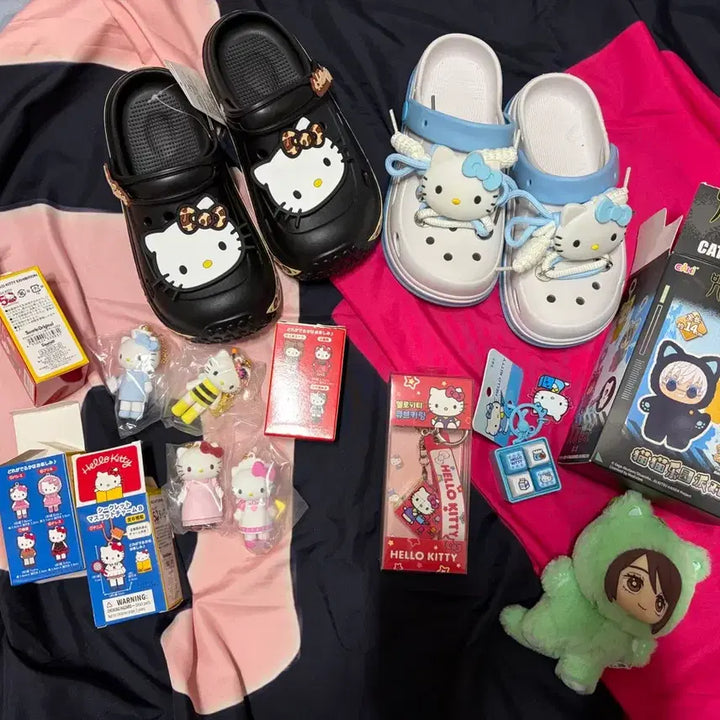 [BUNJANG] Hello Kitty Tokyo Random Figure &amp; Crocs &amp; Keycap &amp; Cube Keychain Bundle Set / 주말할인>헬로키티 도쿄랜덤피규어&amp;크록스&amp;키캡&amp;큐브키링( 일괄)