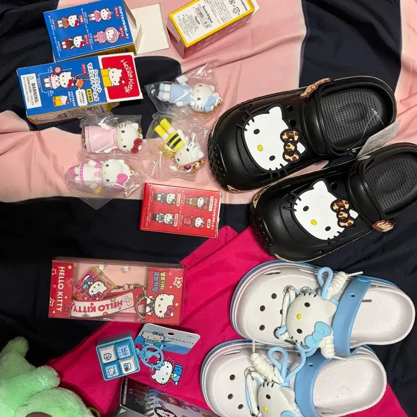[BUNJANG] Hello Kitty Tokyo Random Figure &amp; Crocs &amp; Keycap &amp; Cube Keychain Bundle Set / 주말할인>헬로키티 도쿄랜덤피규어&amp;크록스&amp;키캡&amp;큐브키링( 일괄)