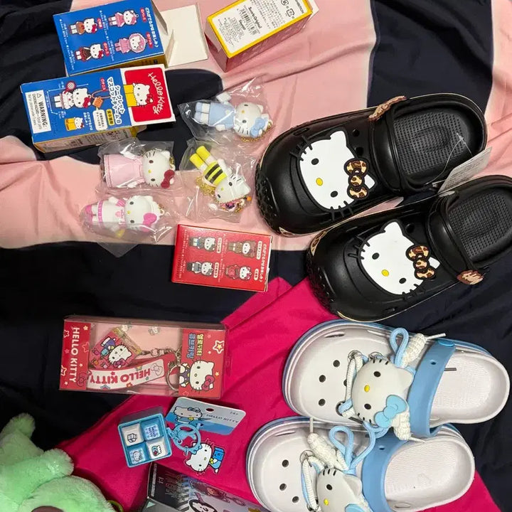 [BUNJANG] Hello Kitty Tokyo Random Figure &amp; Crocs &amp; Keycap &amp; Cube Keychain Bundle Set / 주말할인>헬로키티 도쿄랜덤피규어&amp;크록스&amp;키캡&amp;큐브키링( 일괄)