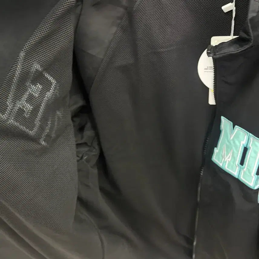 [BUNJANG] SPAO Hatsune Miku Windbreaker M Size Sealed / 스파오 팝업 하츠네 미쿠 윈드브레이커 M사이즈 미개봉