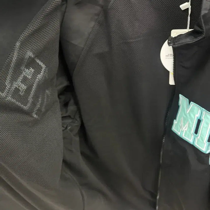 [BUNJANG] SPAO Hatsune Miku Windbreaker M Size Sealed / 스파오 팝업 하츠네 미쿠 윈드브레이커 M사이즈 미개봉