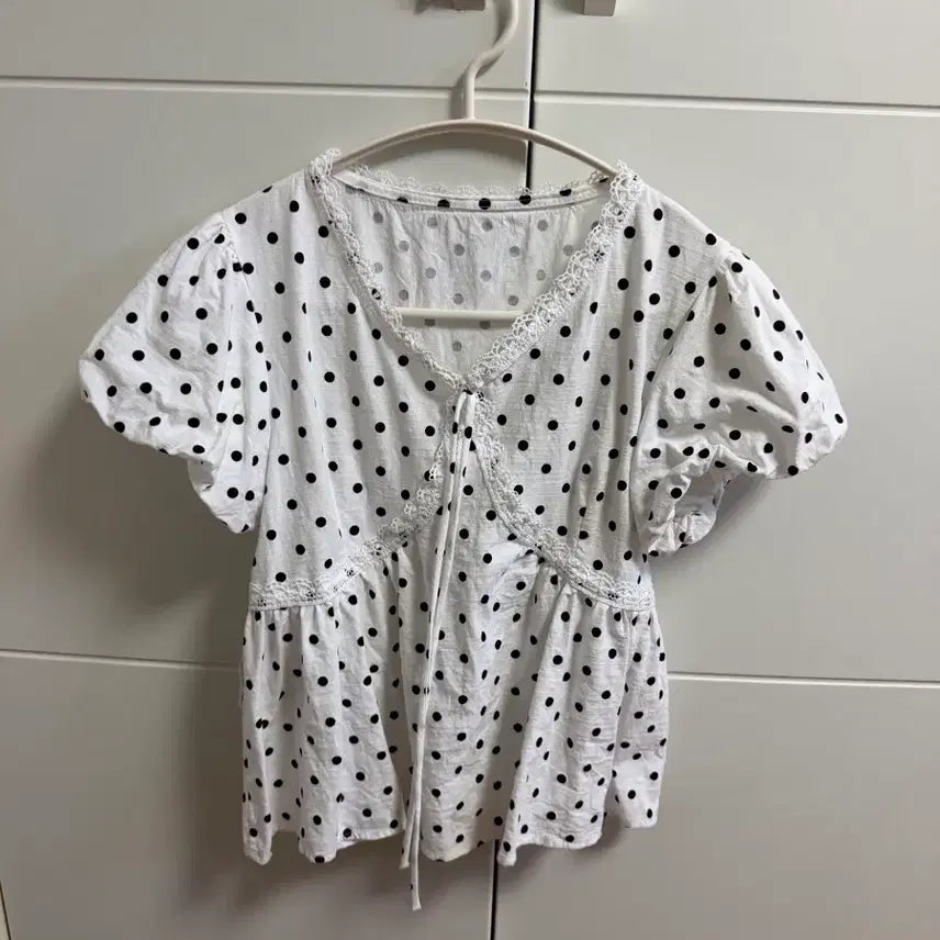 [BUNJANG] Dot Pattern Short Sleeve Blouse / 에이블리 지그재그 도트 블라우스 반팔