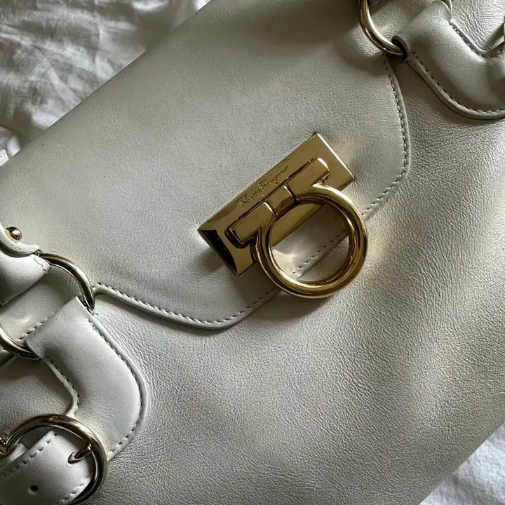 [BUNJANG] Salvatore Ferragamo Gancini Tote &amp; Shoulder Bag White / (6/21까지만)페라가모 간치니 토트 &amp; 숄더백 화이트