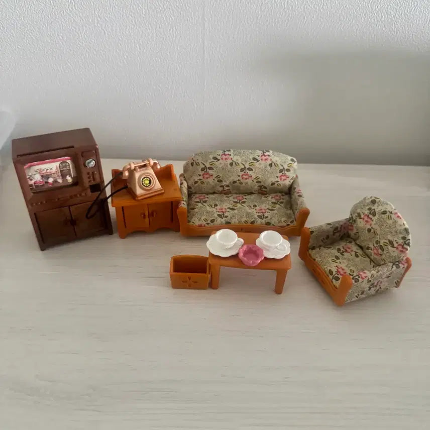 [BUNJANG] Sylvanian Families Classic Living Room Set / 실바니안패밀리 클래식 거실 세트(쇼파 티비 테이블 전화기 협탁 등)