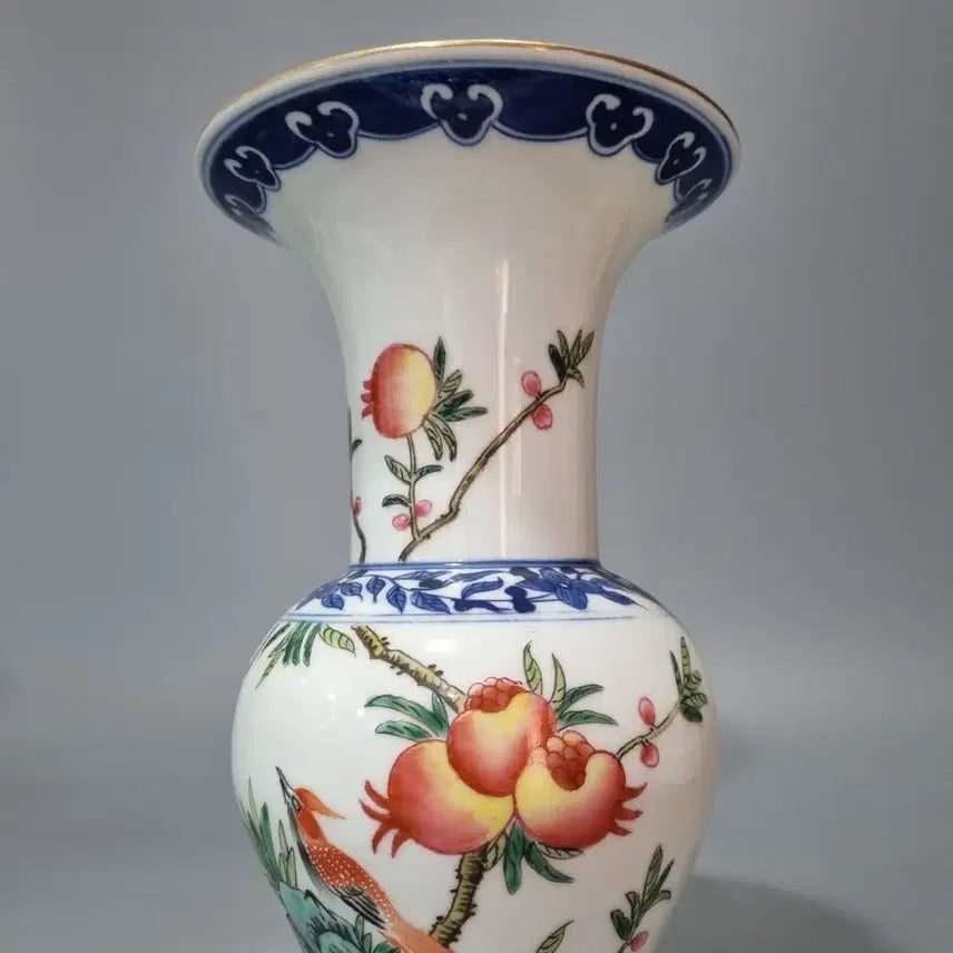 [BUNJANG] Qianlong Period Celadon Porcelain Pomegranate and Bird Motif Vase (23.7cm) / 대청건륭년제 분채 석류화조문 봉미준 (23.7cm)