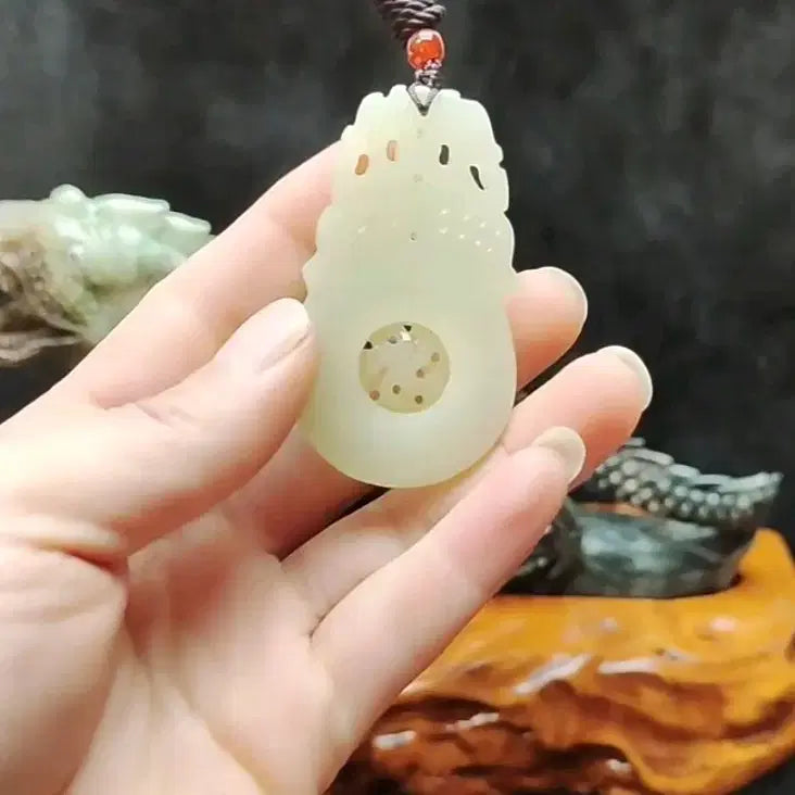 [BUNJANG] Natural White Jade Carved Feng Shui Chariot Wheel Pendant / 천연 백옥으로 조각한 풍수 수레바퀴 펜던트