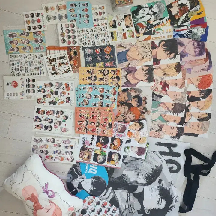 [BUNJANG] Haikyuu!! Merchandise Bundle: Photocard, Stickers, Fan, Bag, and More / 급처라 완전 싸게 하이큐 책 + 공식+비공식 굿즈 포카 스티커 부채 가방