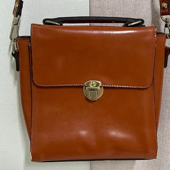 [BUNJANG] Caramel Vintage Leather Crossbody Bag / 카라멜 가죽 가방