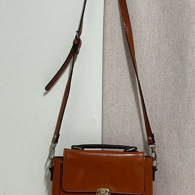 [BUNJANG] Caramel Vintage Leather Crossbody Bag / 카라멜 가죽 가방