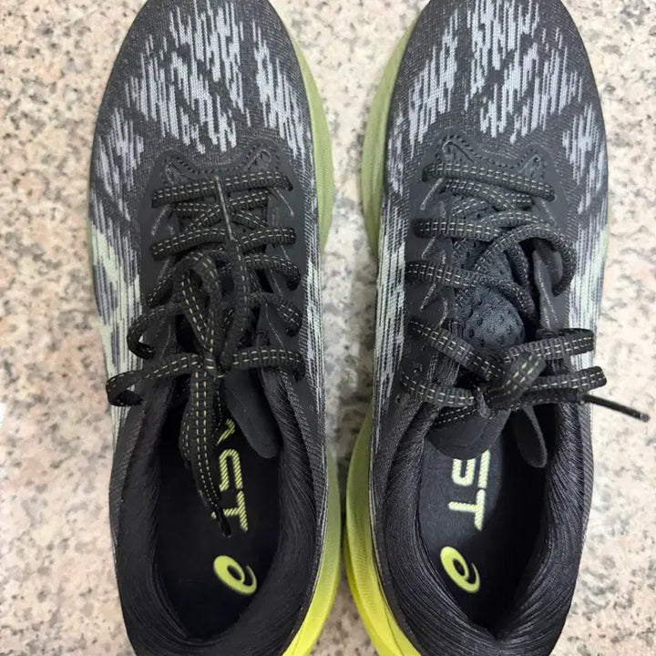 [BUNJANG] ASICS NovaBlast 3 Running Shoes (Leaf Green, 255mm) / 노바블라스트3 리프그린 255