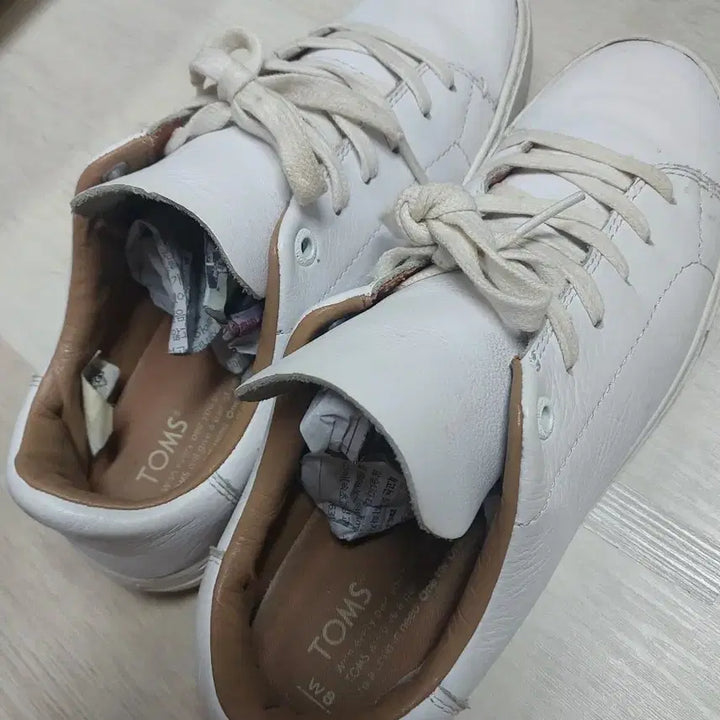 [BUNJANG] TOMS White Sneakers US W 8 / KR 250 / TOMS 흰색 스니커즈 W8  250