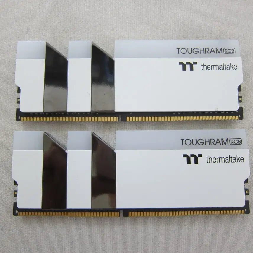 [BUNJANG] Thermaltake TOUGHRAM RGB DDR4-3200 CL16 16GB (2x8GB) White RAM / 써멀테이크 DDR4-3200 TOUGHRAM RGB 16GB(8Gx2)