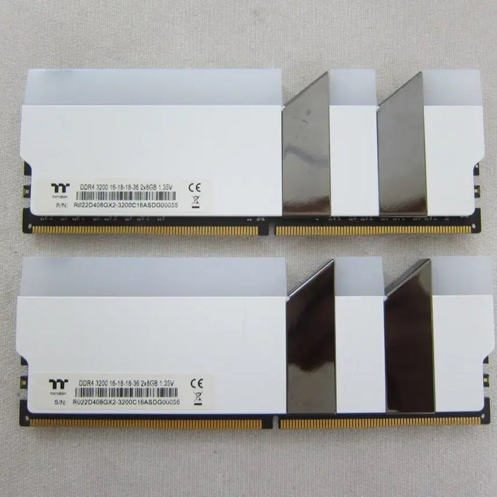 [BUNJANG] Thermaltake TOUGHRAM RGB DDR4-3200 CL16 16GB (2x8GB) White RAM / 써멀테이크 DDR4-3200 TOUGHRAM RGB 16GB(8Gx2)