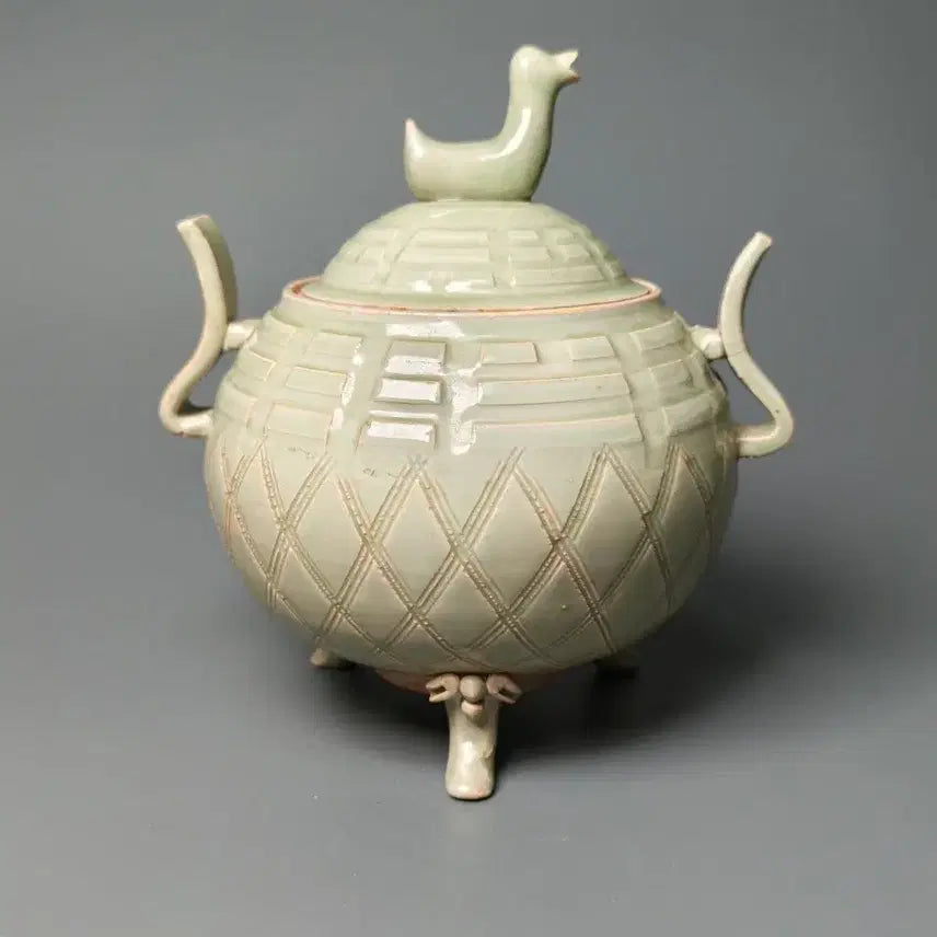[BUNJANG] Yuan Dynasty Celadon Tripod Incense Burner with Gye-mun Pattern / [진품] 원나라 시기 출토품 청자 괘문 삼족향로 중국도자기 골동품 수집품