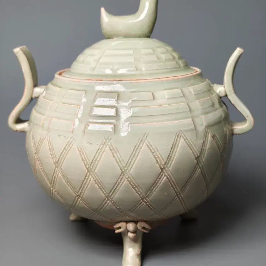 [BUNJANG] Yuan Dynasty Celadon Tripod Incense Burner with Gye-mun Pattern / [진품] 원나라 시기 출토품 청자 괘문 삼족향로 중국도자기 골동품 수집품