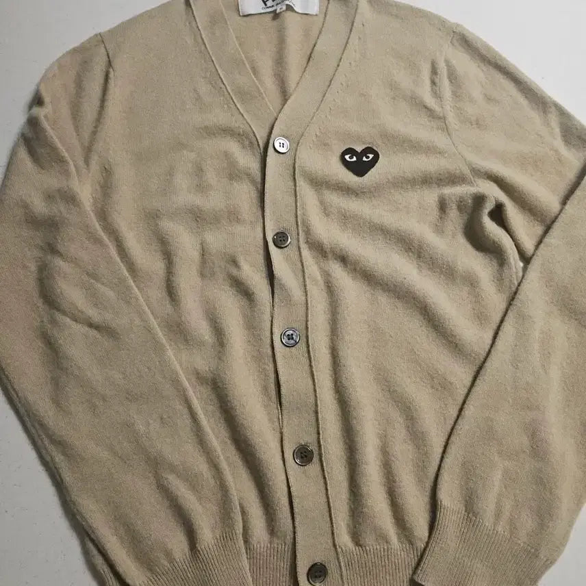 [BUNJANG] Comme des Garçons Black Heart Badge Beige Cardigan Size S / S 꼼데가르송 블랙와펜 베이지 가디건