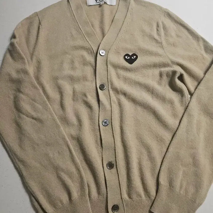 [BUNJANG] Comme des Garçons Black Heart Badge Beige Cardigan Size S / S 꼼데가르송 블랙와펜 베이지 가디건