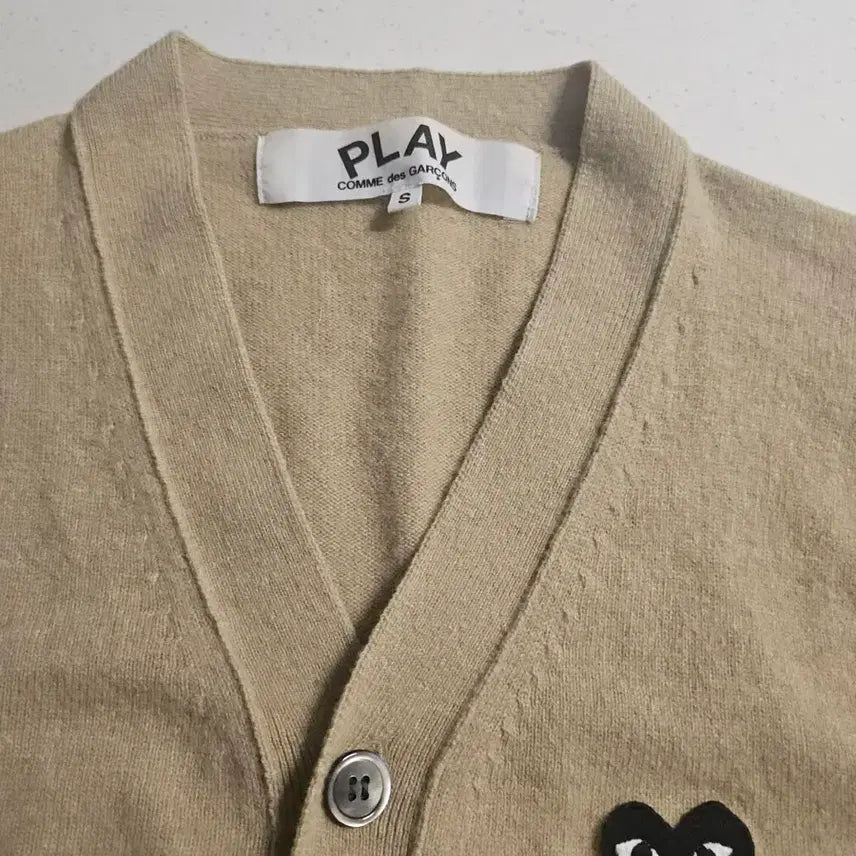 [BUNJANG] Comme des Garçons Black Heart Badge Beige Cardigan Size S / S 꼼데가르송 블랙와펜 베이지 가디건