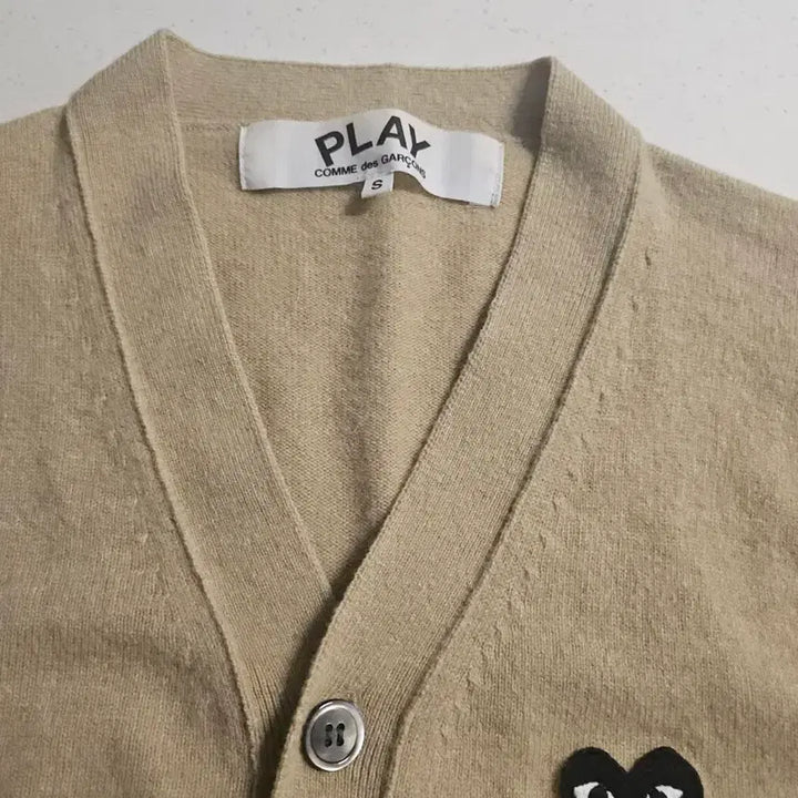 [BUNJANG] Comme des Garçons Black Heart Badge Beige Cardigan Size S / S 꼼데가르송 블랙와펜 베이지 가디건