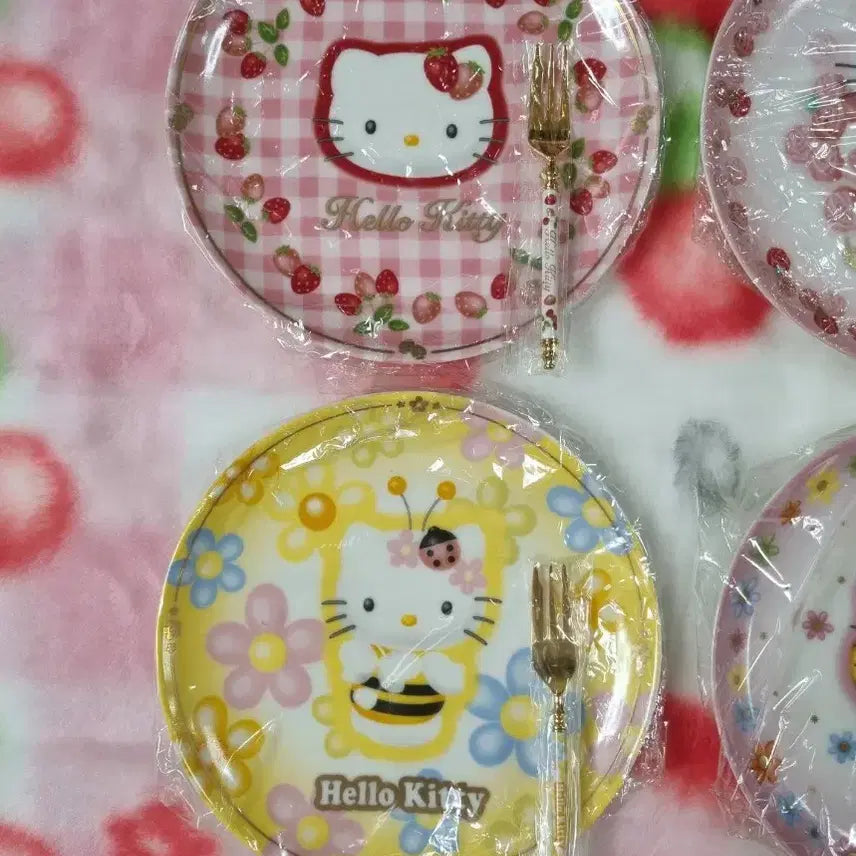[BUNJANG] Sanrio Hello Kitty 25th Anniversary Strawberry Plate &amp; Fork Set / 고전 키티 딸기 25주년 한정 플레이트 접시 &amp; 포크 세트 식기 빈티지