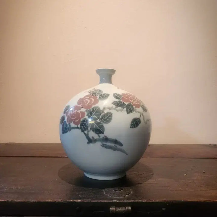 [BUNJANG] Hyun-am Oh Soon-taek Celadon Porcelain Vase with Rose Decoration / [Title: 흙에 피어난 붉은 장미, 현암 오순택 작가의 백자진사앵병]