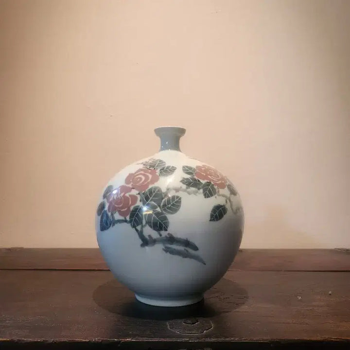 [BUNJANG] Hyun-am Oh Soon-taek Celadon Porcelain Vase with Rose Decoration / [Title: 흙에 피어난 붉은 장미, 현암 오순택 작가의 백자진사앵병]
