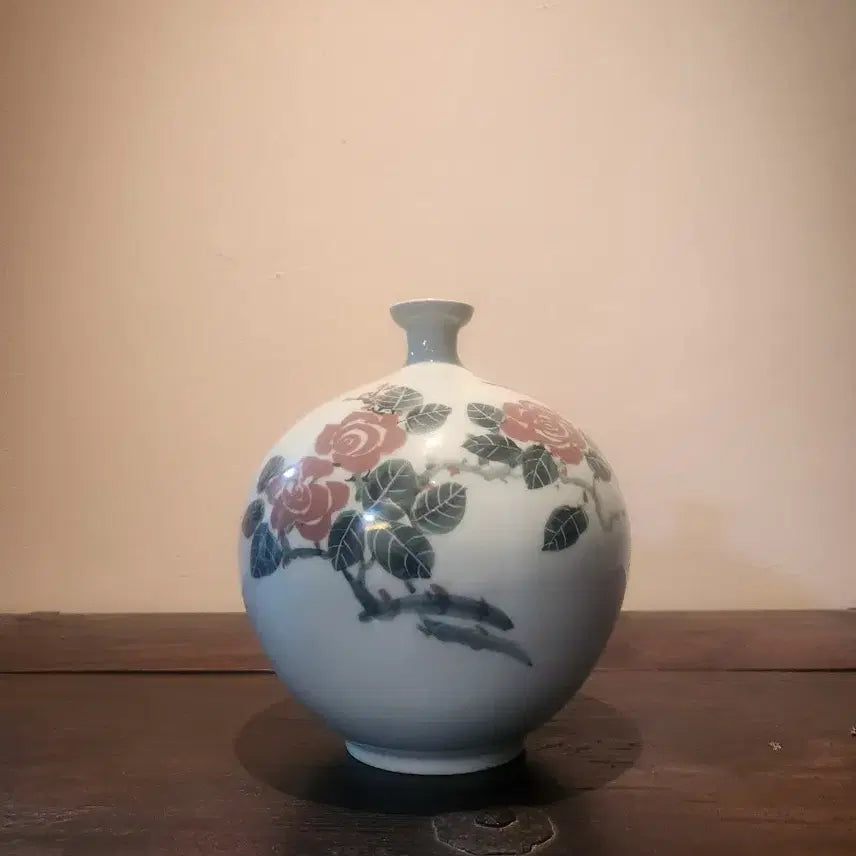 [BUNJANG] Hyun-am Oh Soon-taek Celadon Porcelain Vase with Rose Decoration / [Title: 흙에 피어난 붉은 장미, 현암 오순택 작가의 백자진사앵병]