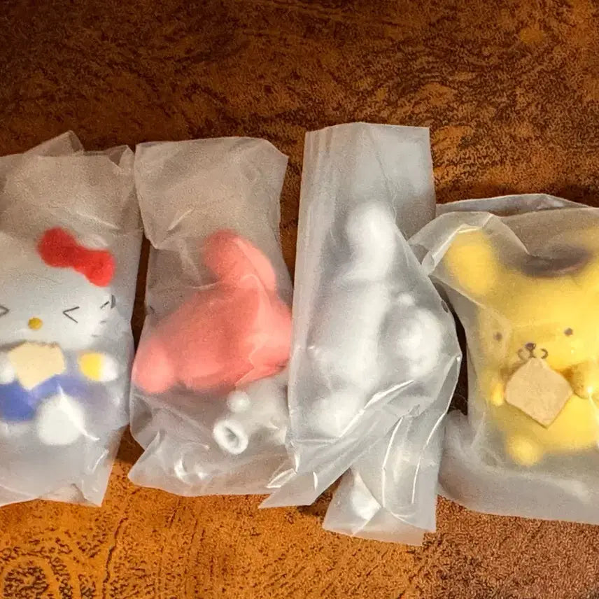 [SOLD OUT] 산리오 식빵들고튀어 가챠 풀세트 일괄